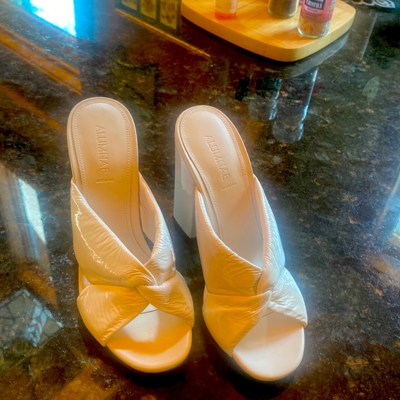 ALUMNAE… White slides.. NWT🌺